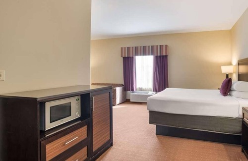 Saint Landry Hotel | Ultimate Getaway at Knights Inn Bunkie! Pool, Free Breakfast, Free Parking