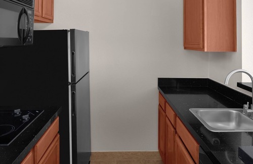 The East Side Hotel | Ultimate Group Stay – 4 Suites w/Kitchen, Living Area & Free SFO Shuttle