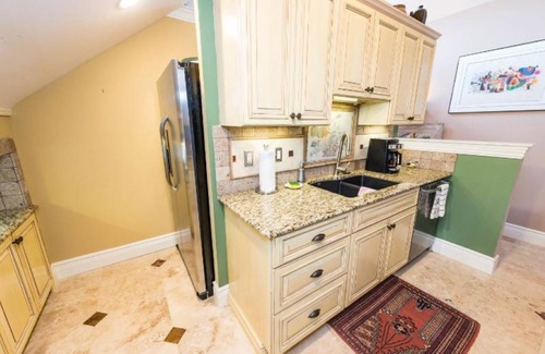 Skyland House | Ultimate Luxury Carriage House Gated Community South AVL = Close to everything!