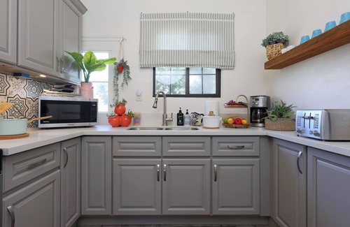 Santa Ana Apartment | Ultimate Vacation Home 10 mins drive to Disneyland
