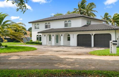 Country Club House | Ultimate Vacation Retreat heated pool & Mini Golf L63