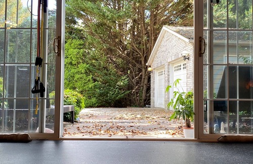 Fletcher House | Ultra-Convenient Private Oasis HOT TUB FIRE PIT Yoga~Gym 5 Bdrm~4 Bath