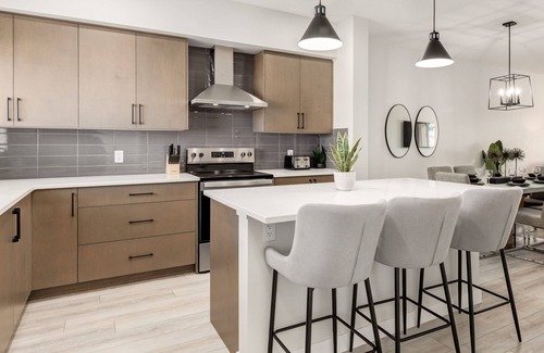 Southeast Calgary House | Ultra-Luxe 9-Bed Escape | 2 Kitchens |AC |BBQ