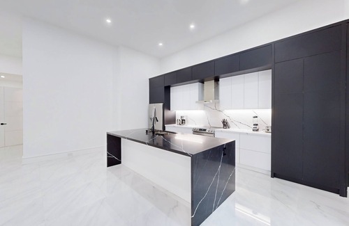 Fisherville House | Ultra Luxurious & Modern Minimalist Suite