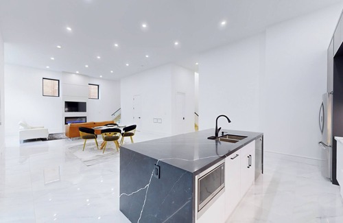 Fisherville House | Ultra Luxurious & Modern Minimalist Suite