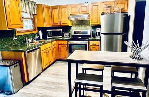 Tobyhanna House | Ultra-modern getaway in the heart of Poconos w/hot tub