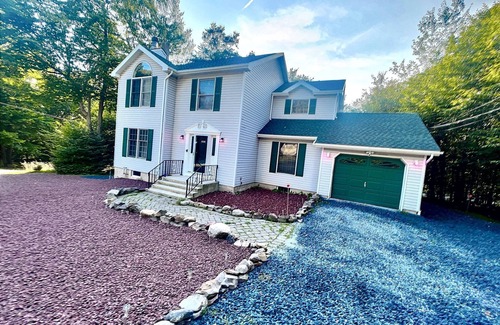 Tobyhanna House | Ultra-modern getaway in the heart of Poconos w/hot tub