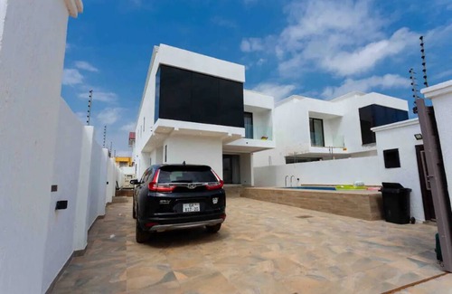 Santeo House | Ultra Modern Luxurious 3Bedroom Townhouse.