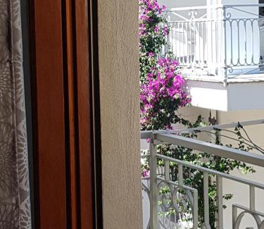 Ciro Marina Apartment | Una finestra sul glicine
