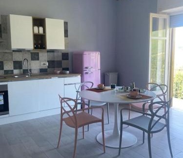 Campinola Apartment | Una suite pop nel blu della Costiera