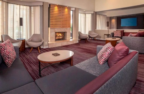 Newark Hotel | Unbeatable Location! 2 Comfortable Units, Indoor Swimming Pool, Pets are Welcome