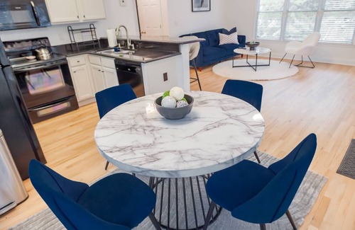 Old Fourth Ward Apartment | Uncover ATL’s Vibes: Chic Getaway near Ponce & Krog Market, Ideal City Living!
