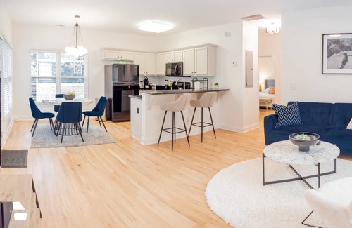 Old Fourth Ward Apartment | Uncover ATL’s Vibes: Chic Getaway near Ponce & Krog Market, Ideal City Living!