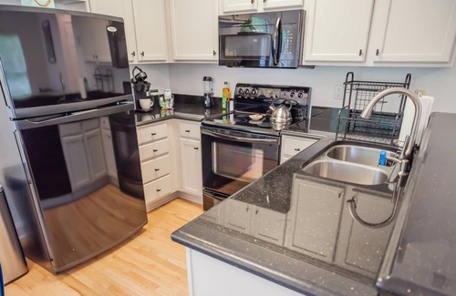 Old Fourth Ward Apartment | Uncover ATL’s Vibes: Chic Getaway near Ponce & Krog Market, Ideal City Living!