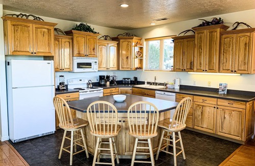 Tropic House | Under the Rim Main House with Detached Cottage. Sleeps 10 in beds.