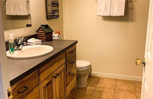 Tropic House | Under the Rim Main House with Detached Cottage. Sleeps 10 in beds.