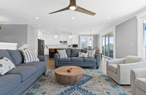 Sunset Beach House | Undoer of Knots is a luxurious beach home with 6 bedrooms designed for relaxation.