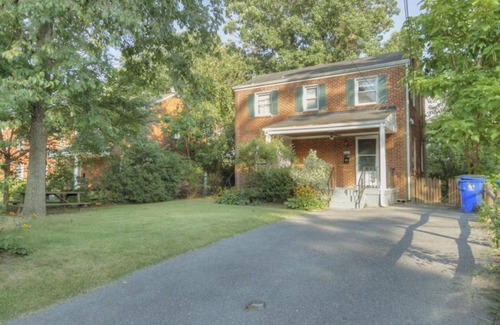 Berwyn House | UNFURNISHED Spacious 5-bedroom house in College Park with AC