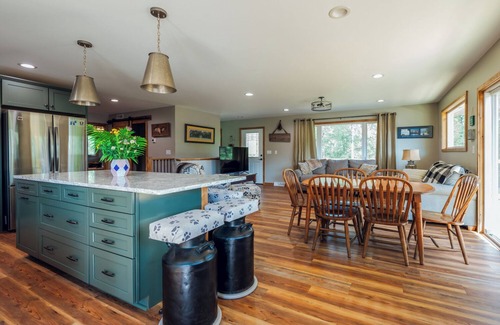 Ingalls House | Unhurried Rapids Hideaway; charming 3-bedroom house with WiFi & AC in Stephenson