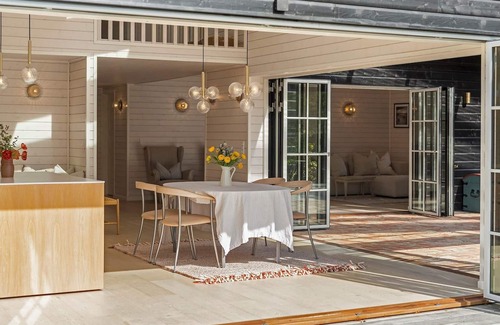 Hornbaek Cottage | Unik arkitektegnet 2022 sommerhus tæt på strand og skov