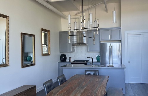 Bear Mountain Resort Condo | Unique 13ft ceiling condo/golf club/fitness facilities/outdoor pool/hiking 👍
