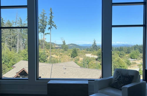 Bear Mountain Resort Condo | Unique 13ft ceiling condo/golf club/fitness facilities/outdoor pool/hiking 👍
