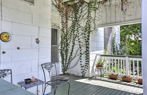 Northwest Los Angeles Heights House | Unique Art Home Less Than 5 Miles to San Antonio Riverwalk