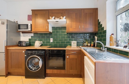 Phibsborough Apartment | Unique & Central 3BD Semi - D House - Dublin City