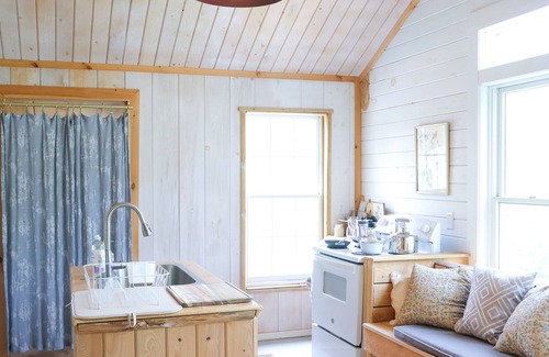 Belmont Apartment | Unique Coastal Maine Flower Farm Stay