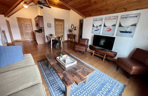 Hunt Cottage | Unique cottage on Silver Lake. Golfing, boating, hiking and more!