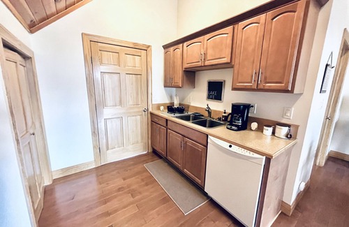 Hunt Cottage | Unique cottage on Silver Lake. Golfing, boating, hiking and more!