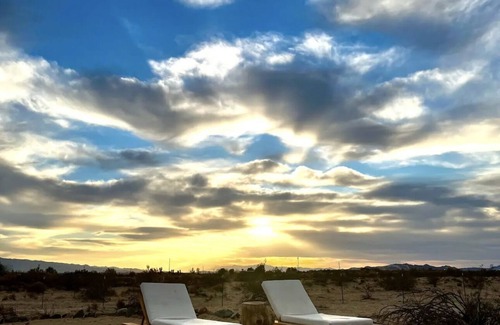 Wonder Valley Cabin | Unique cozy retreat near Joshua Tree Park nPool/Hot tub