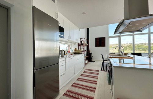 Karna House | Unique holiday home 10 meters from the water, Lilla Fjellsholmen | SE09040