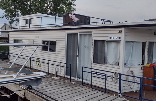 North Grenville Boat Rental | Unique houseboat rental with private dock and land on the historic Rideau River.