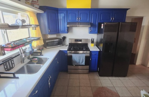 Washington House | Unique Latin Retreat in Long Beach CA Liquor/Market next door 2 miles fr Beach