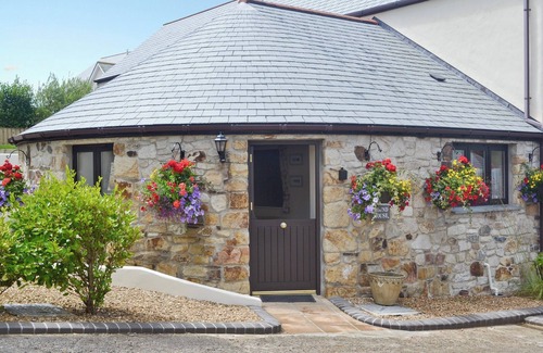 Perranporth Cottage | Unique looking, ’The Roundhouse’ makes the perfect coastal retreat for couples.
