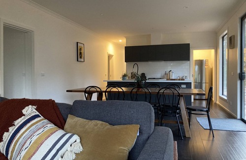 Blackwood House | Unique modern, spacious, clean large 3 bedroom + study in beautiful Blackwood
