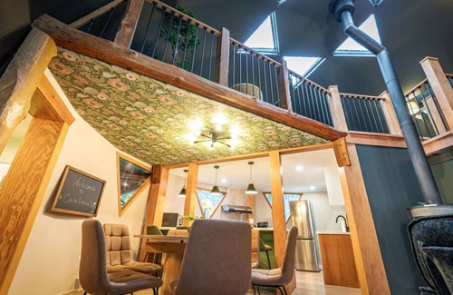 Gravenhurst House | Unique Muskoka Retreat w/Hot Tub on 10 Acres