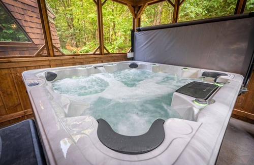 Gravenhurst House | Unique Muskoka Retreat w/Hot Tub on 10 Acres