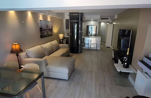 Mid Beach Apartment | Unique Oceanview Terrance Beach Access Apartment with free parking