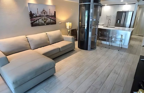 Mid Beach Apartment | Unique Oceanview Terrance Beach Access Apartment with free parking