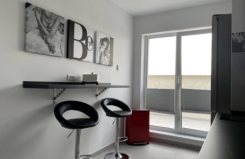 Militari Condo | Unique Penthouse Lakeview W19