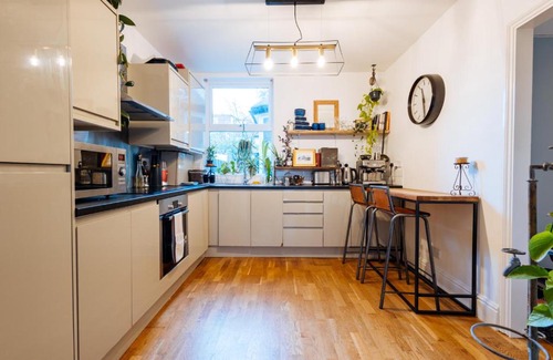 Leytonstone Apartment | Unique private apartment w/Easy access to Central London