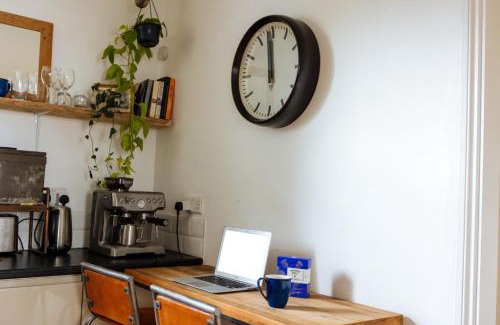 Leytonstone Apartment | Unique private apartment w/Easy access to Central London