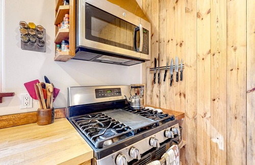 Fort Bragg Cabin | Unique retreat surrounded by redwoods - outdoor tub & wood stove, dog-friendly
