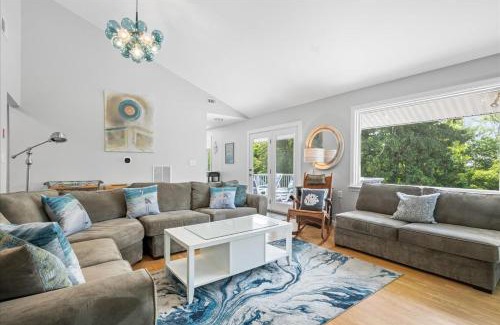 Mystic House | Unique Retreat with Private Patio, 4 King Beds and BBQ