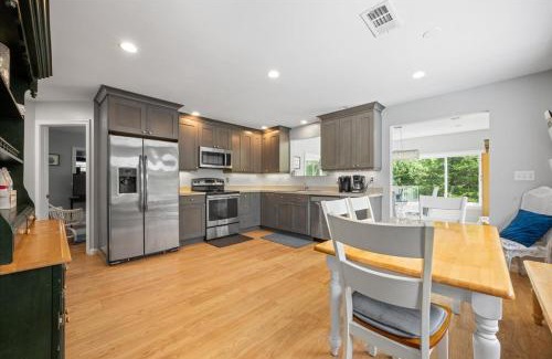 Mystic House | Unique Retreat with Private Patio, 4 King Beds and BBQ