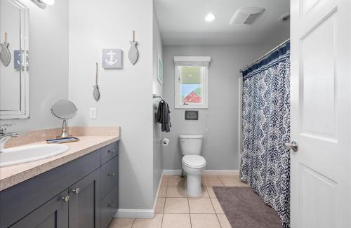 Mystic House | Unique Retreat with Private Patio, 4 King Beds and BBQ