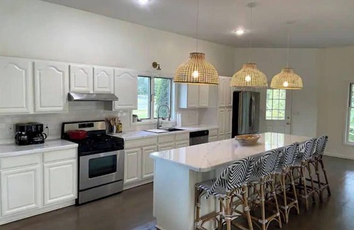 Old Fields House | Unique River House on The Potomac - with Hot Tub