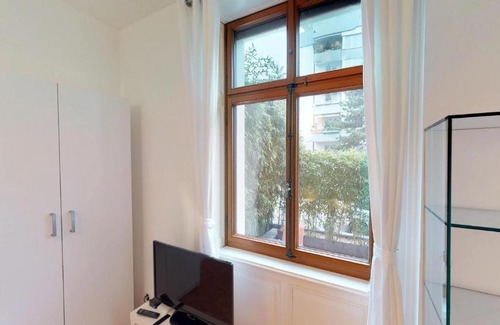 Iselin Apartment | Unique Serviced Living @ Airport Line